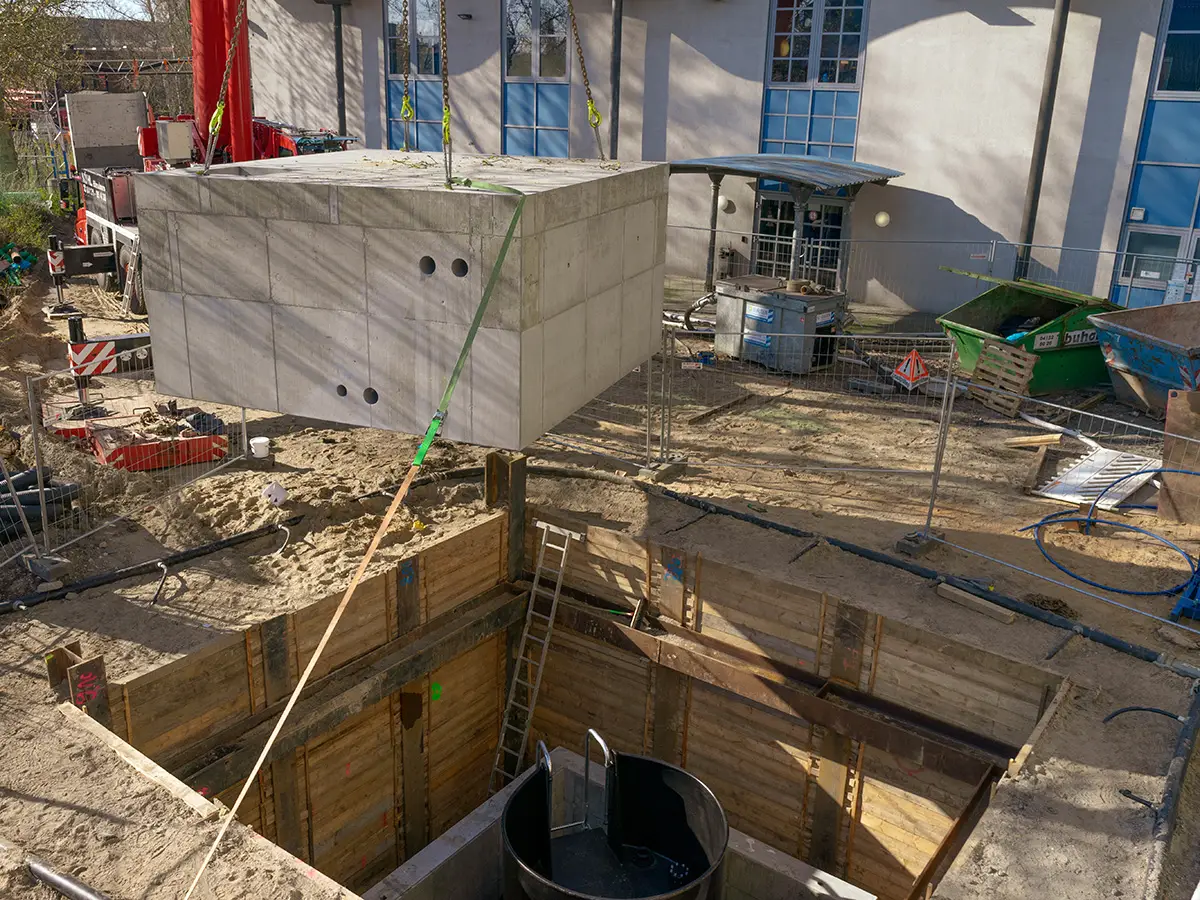 Betonbauwerk über einer ausgeschalten Baugrube
