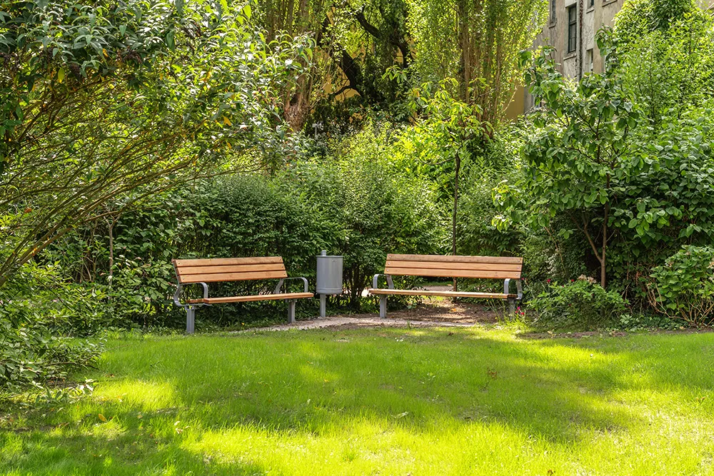 Neu gestalteter Weg durch die Bepflanzung im Innenhof KAIFU